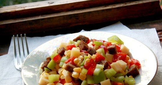 1. Этап. Салат из кукурузы и сухариков: 4. В миску выкладываю перец и кукурузу, твердый сыр и сухарики (предварительно убираю чеснок), заправляю оливковым маслом и перемешиваю.