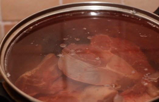 1. Этап. Холодец из бульонки говяжьей: 2. Доводим до кипения, снимаем образовавшуюся пену. Только после этого солим и приправляем по вкусу, убавляем огонь, томим около 4 часов.