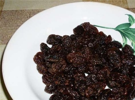 1. Этап. Торт Генерал: 2. Духовку необходимо хорошо разогреть. Разделить тесто на равные три части. Изюм промыть, просушить и добавить в 1 часть (можно предварительно запарить на несколько минут).