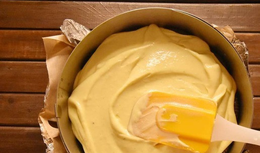 1. Этап. Чизкейк с шоколадным печеньем: Получившуюся массу выкладываю в форму и распределяю по всему объему, что бы не осталось воздушных пустот.