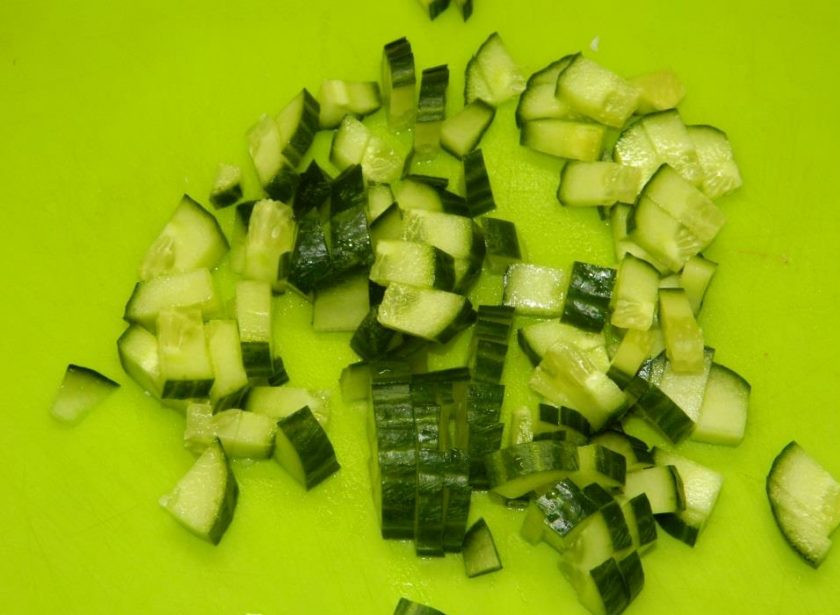 1. Этап. Салат Улыбка: Огурец нарежьте кубиками.