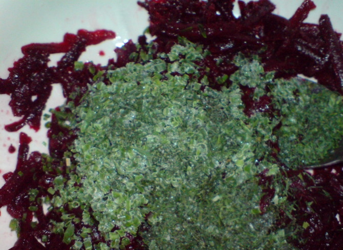 1. Этап. Свекольник по-белорусски: Зеленый лук и укроп мелко порубить, можно немного потолочь и добавить к свекле.