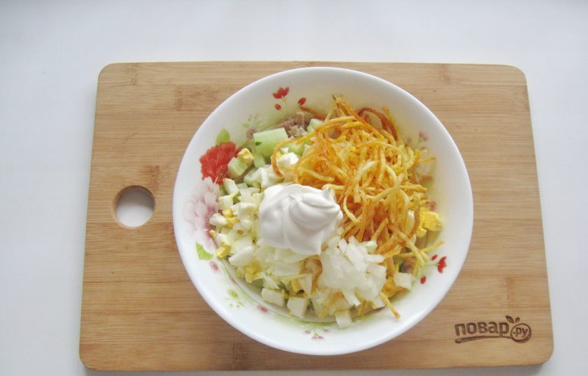 1. Этап. Салат Воронье гнездо: Салат посолите по вкусу и заправьте майонезом.