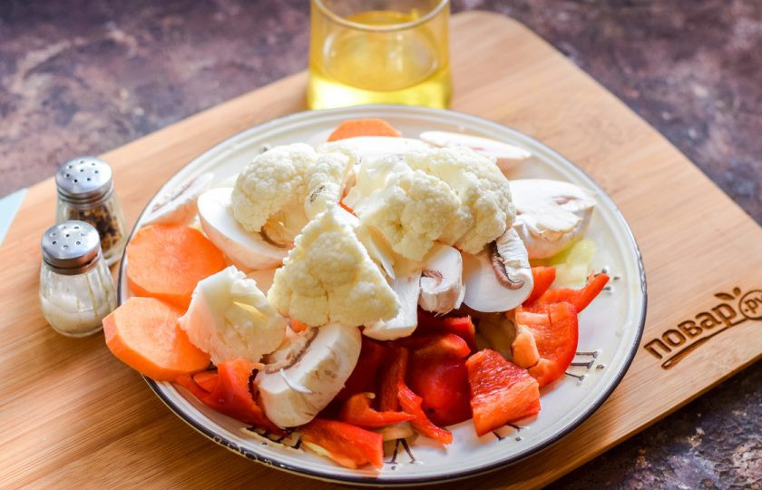 1. Этап. Перепелка с овощами в духовке: Разберите на соцветия цветную капусту.