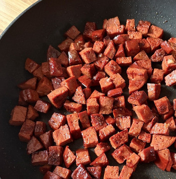 1. Этап. Чечевично-картофельный суп: В это время обжарить мелко нарезанную копчёную колбасу или сухарики.