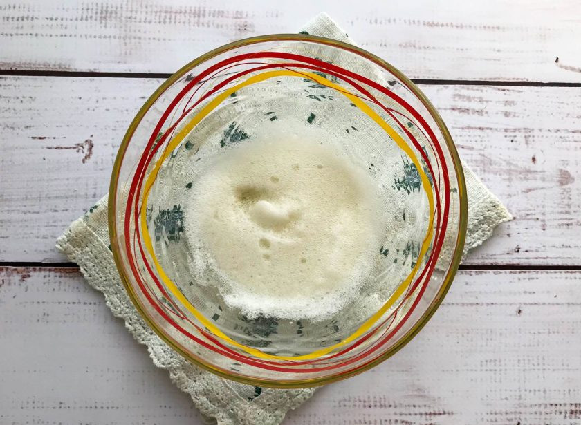 1. Этап. Овсяные оладьи с творогом: Яичный белок взбейте с щепоткой соли до пышной пены.