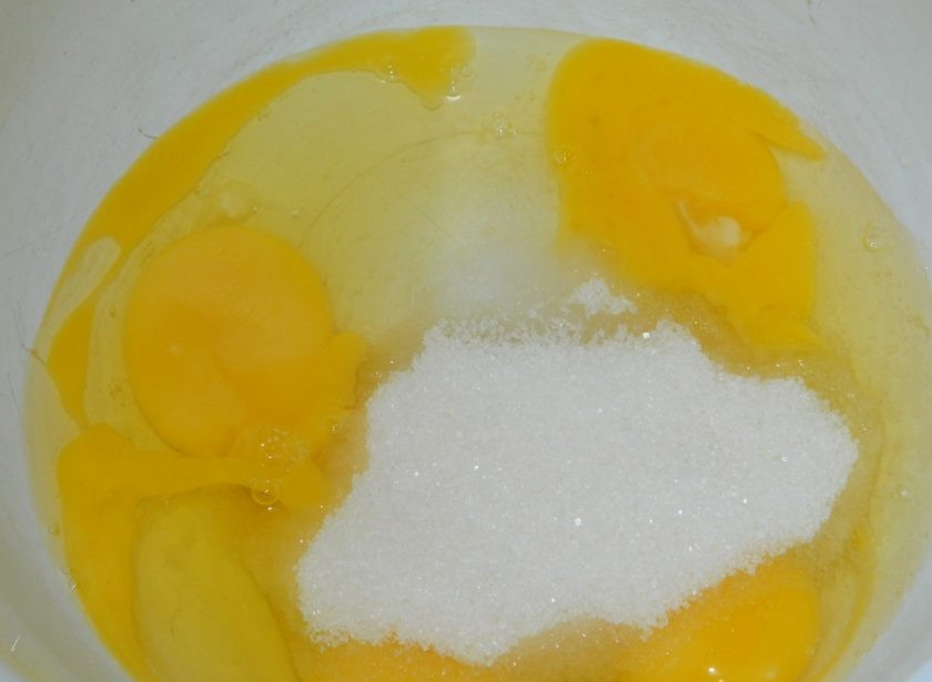 1. Этап. Бисквит в кастрюле: Взбейте яйца с сахаром в пышную, воздушную массу.