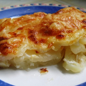 Картошка, запеченная под сыром в духовке