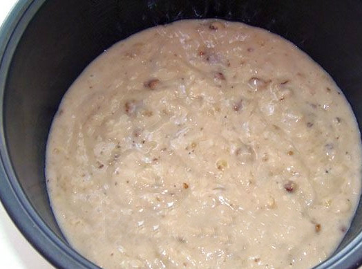 1. Этап. Постная банановая коврижка в мультиварке: Берем чашу от мультиварки, смазываем стенки и дно растительным маслом. Выливаем туда тесто до последней капельки. Ставим выпекаться коврижку в режиме 