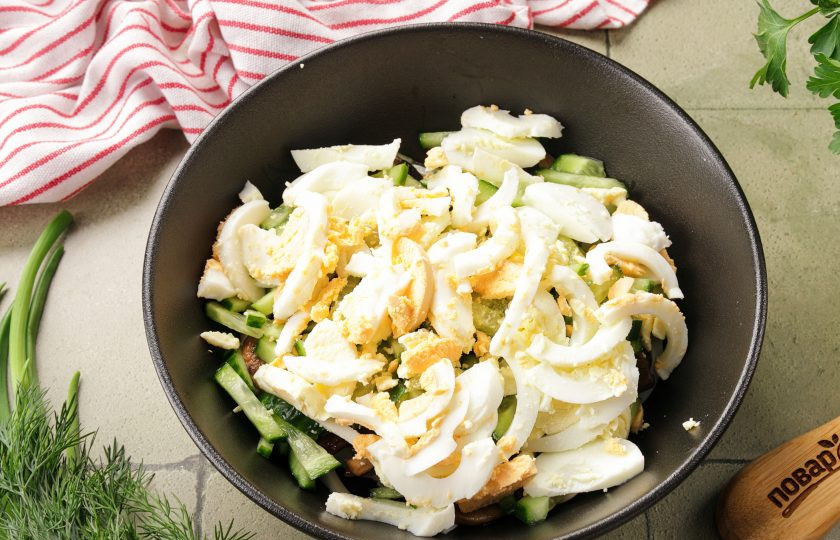 1. Этап. Салат с кальмаром, огурцом и грибами: Яйца очистите и нарежьте дольками.