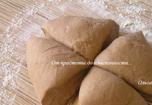 1. Этап. Багеты с шоколадом и миндалём: Аккуратно достаньте тесто из хлебопечки (она перейдет в режим ожидания), разделите тесто на 4 части.