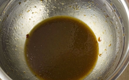 1. Этап. Курица с персиками: Приготовить маринад - смешать соевый соус с медом, специями, соком лимона.