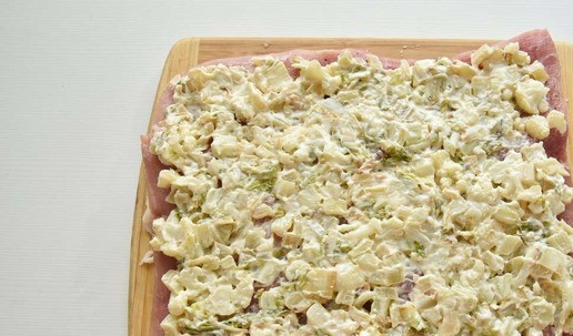 1. Этап. Рулет из свинины с цветной капустой: На мясо по длинному краю распределяю слой начинки из капусты и сыра, оставляя один край свободным на пару сантиметров.