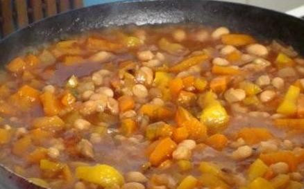 1. Этап. Рагу из фасоли с овощами: Затем перчик добавляем к фасоли, перемешиваем и тушим до мягкости (примерно в течение 10 минут). Не забудем посолить, поперчить и добавить мелко нарубленный чеснок и различных приправ.