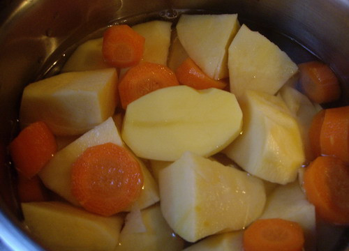 1. Этап. Салат из вареных грибов: 1. Картофель и морковь моем, чистим, режем крупными кусками и отправим вариться.