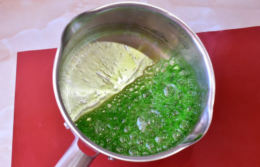 1. Этап. Домашние леденцы без формочек: При достижении 160 градусов карамель станет гуще и появятся большие пузыри. Снимите ковш с огня и, помешивая ложкой, дождитесь, чтобы карамель перестала пузыриться.