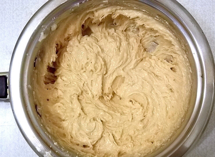 1. Этап. Простое арахисовое печенье: Продолжайте взбивать и добавьте яйцо. Взбейте до однородной массы. Добавьте арахисовую пасту и взбейте снова.