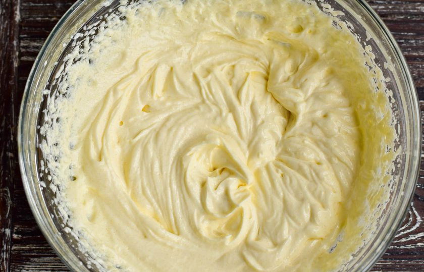 1. Этап. Медовик с бананом и киви: Взбейте миксером сметану с сахаром.