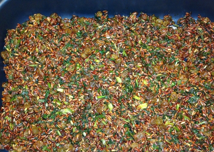 1. Этап. Козлятина, тушеная с рисом: Рис промойте и также добавьте на сковороду. Хорошо перемешайте, посолите и поперчите.