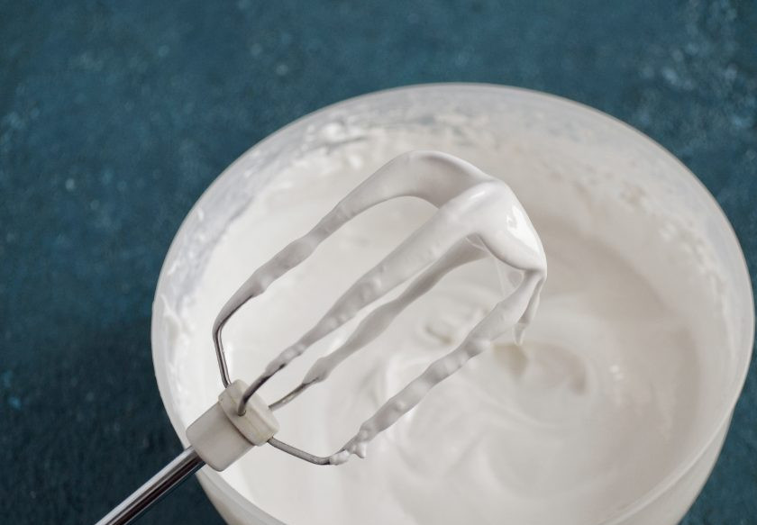 1. Этап. Безе из аквафабы: Взбивайте смесь примерно 15 минут до состояния мягких пиков.