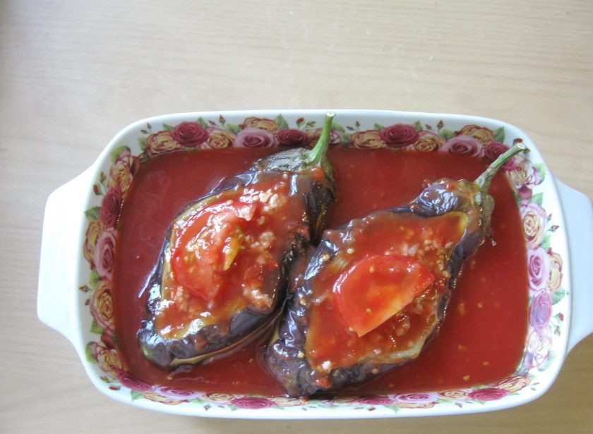 1. Этап. Баклажаны с фаршем в духовке: Залейте баклажаны измельченными помидорами, томатным морсом или томатным соком.