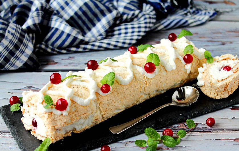 1. Этап. Меренговый рулет с клюквой: Приятного аппетита!