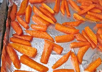 1. Этап. Салат из моркови и сыра Фета: Разогреть духовку до 200 градусов. Очистить и вымыть морковь. нарезать на кусочки по 5 см в длину. Выложить морковь на противень и сбрызнуть оливковым маслом. Посыпать небольшим количеством соли и перца. Поставить в духовку минут на 45, один раз перевернуть.