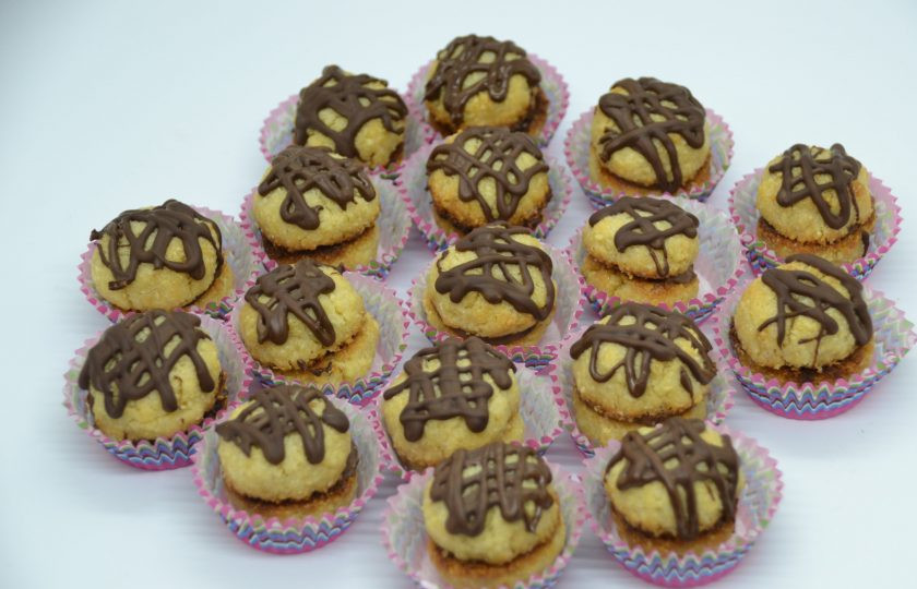 1. Этап. Итальянское печенье с миндалем: Из оставшегося шоколада нанесите на печенье шоколадную сеточку. Готовое печенье можно переложить в бумажные розетки.