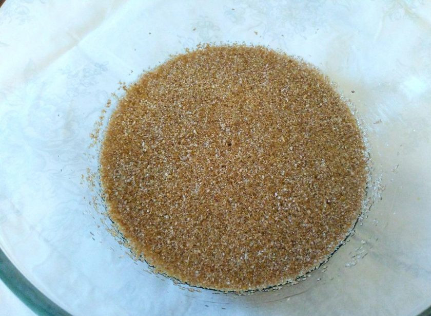 1. Этап. Ржаные оладьи с отрубями: Вылейте воду в глубокую миску, растворите в ней сахар и лимонную кислоту, а затем всыпьте отруби и хорошо всё перемешайте.