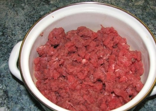 1. Этап. Рубленые котлеты из говядины: Затем пропускаем мясо через крупную мясорубку.