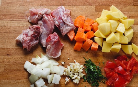 1. Этап. Рагу с курицей: 2. Первый этап — подготовка всех ингредиентов. Вымойте курочку и обсушите, очистите и нарежьте кубиками овощи.