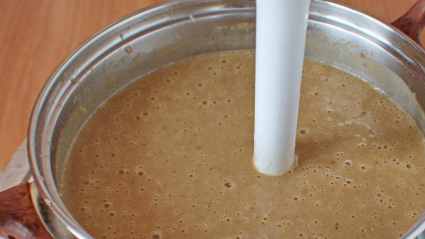 1. Этап. Постный грибной суп-пюре: Готовый суп охладите немножко и взбейте до однородного состояния при помощи блендера. Затем добавьте воды, если понадобится. Бросьте немного орешков и подавайте к столу.