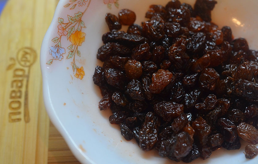 1. Этап. Пасхальный кулич Священный хлебец: 2. Изюм промойте и замочите в горячей воде или в алкоголе.