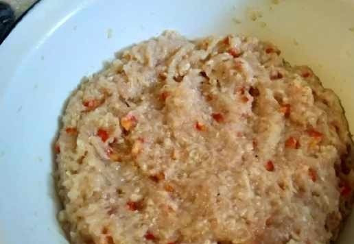 1. Этап. Куриные котлеты нежные: Овсяные хлопья залить кипятком, воды немного, чтобы запарить хлопья. Дать постоять 10 минут, добавить в фарш, всё хорошо смешать.