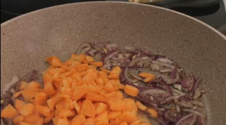 1. Этап. Очень вкусный гороховый суп с копчеными ребрышками: 4. На разогретую сковородку отправьте лук, но не зажаривайте его. Через пару минут добавьте морковь и немного протушите на медленном огне.