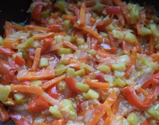1. Этап. Вкусное овощное рагу: 6. Теперь отправляем все нарезанные овощи жариться. Сразу обжариваем кабачок, затем добавляем помидоры, а уже в конце все остальные овощи.