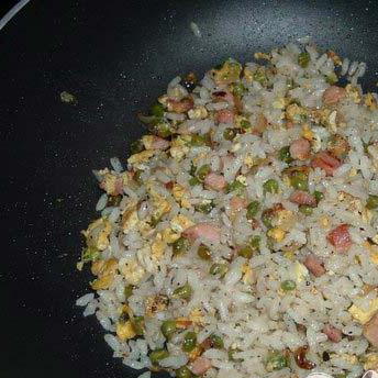 1. Этап. Кантонское Ризотто: Далее добавляем отварной рис, солим и перчим по вкусу.