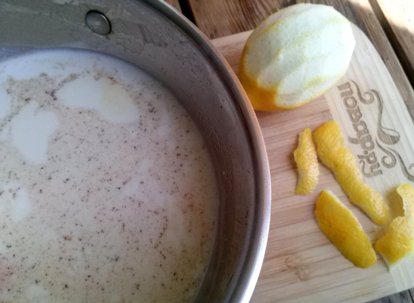 1. Этап. Жареное молоко: В молоко (750 мл.) добавьте корицу и цедру лимона, доведите до кипения, снимите с огня и отставьте на 10 минут.