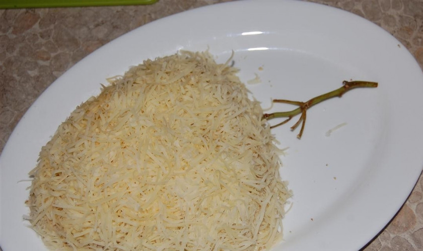 1. Этап. Салат Тиффани с копченой курицей: Посыпаем тертым сыром.