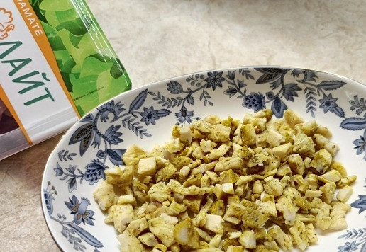 1. Этап. Салат Тиффани с авокадо: Кусочки индейки приправить карри, солью, перцем и обжарить на сковороде. Когда кусочки остынут, нарезать из маленькими кубиками. Салат собирается слоями. 1 слой - мясной.