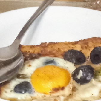 Пирог со спаржей, оливками и яйцами