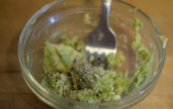 1. Этап. Тост с авокадо и яйцом: 3. Мякоть авокадо разомните в мисочке вилкой, добавьте соль и перец по вкусу.