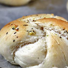 1. Этап. Чесночные булочки: Поместите в духовку и выпекайте, примерно, 15-18 минут.