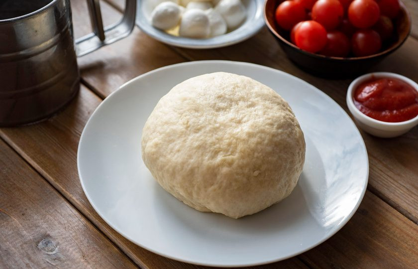 1. Этап. Пицца Сердце: Замесите мягкое, не прилипающее к рукам тесто. Возможно потребуется чуть больше муки.