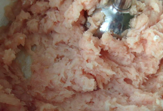 1. Этап. Вкусные котлеты из щуки: Филе щуки поместите в блендер, туда же выложите размягчённый батон, одно яйцо и лук вместе с маслом, в котором он жарился. Перемелите все ингредиенты в нежный однородный фарш. Вместо блендера можно использовать мясорубку. Добавьте соль, чёрный перец и мускатный орех.