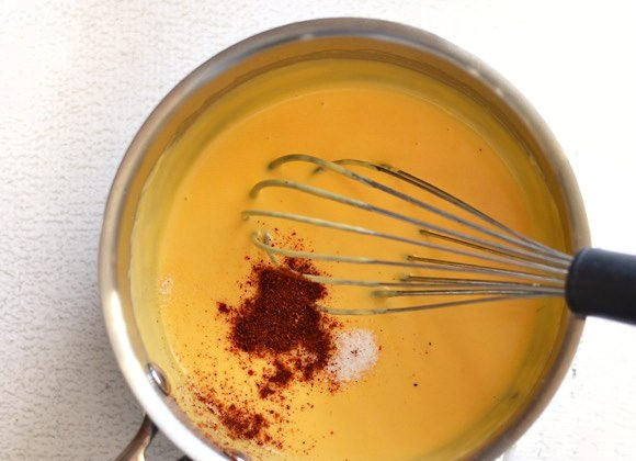 1. Этап. Сырный соус за 5 минут: 6. Добавьте по вкусу соль и чили, а также любые другие специи по вкусу.