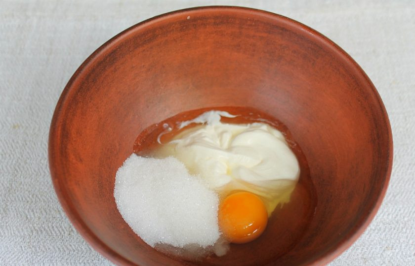 1. Этап. Тыквенная запеканка с блинами: Готовим заливку. В миску насыпаем 30 грамм сахара, добавляем сметану и яйцо.