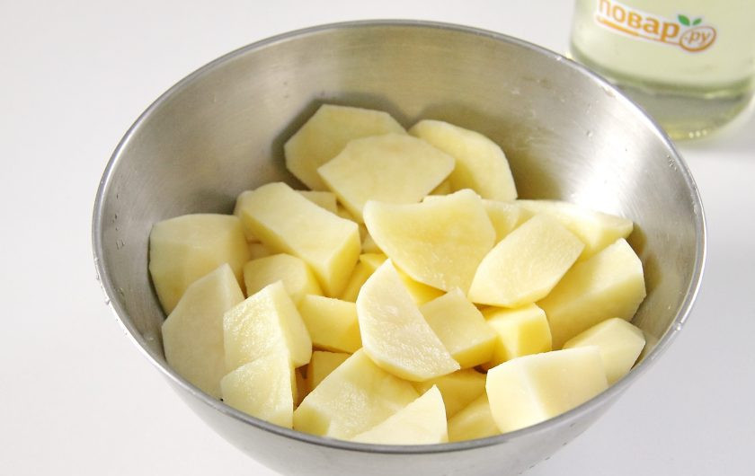 1. Этап. Картофель с копченой колбасой: Картофель нарежьте небольшими кусочками и отварите в кипящей подсоленной воде около 8 минут.