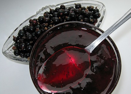 1. Этап. Сироп из смородины: 6. Для подачи сиропа к мясу его можно уварить до более густой консистенции на медленном огне, постоянно помешивая.