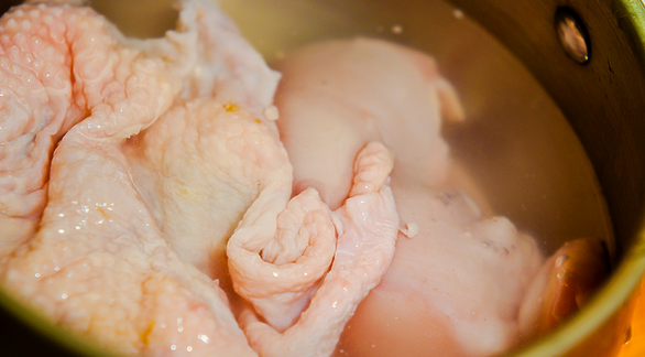 1. Этап. Бастурма из куриной грудки: Теперь и кожицу, и курицу замочите часа на два в рассоле (соленой воде). Поставьте в холодильник.